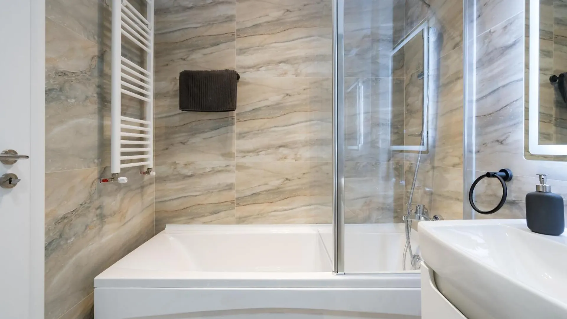 Central Spacious Apartment 407