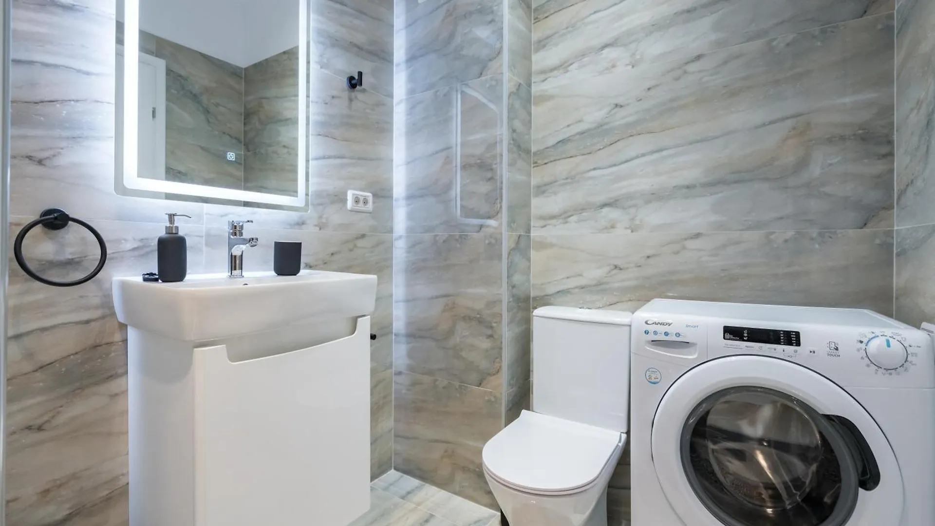Central Spacious Apartment 407